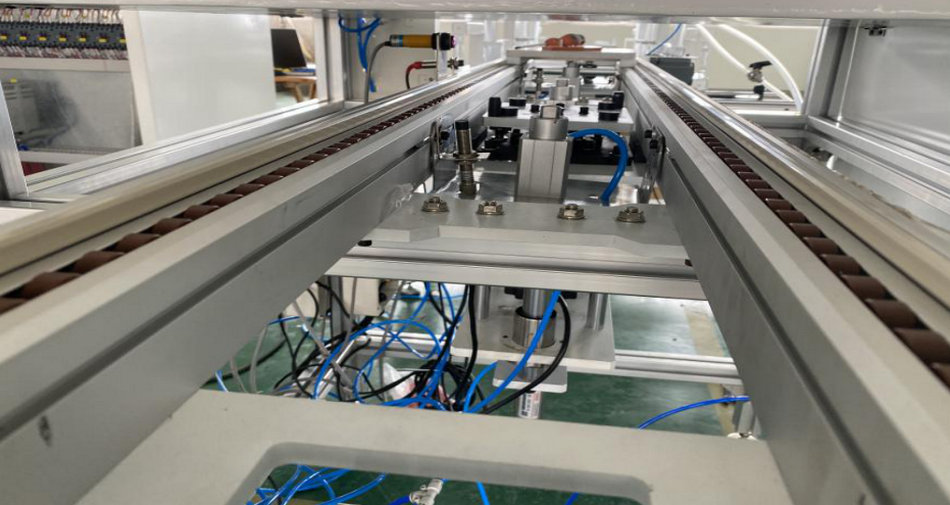 尊龙体育特瓷陶瓷橡胶复合衬板硫化喷胶线