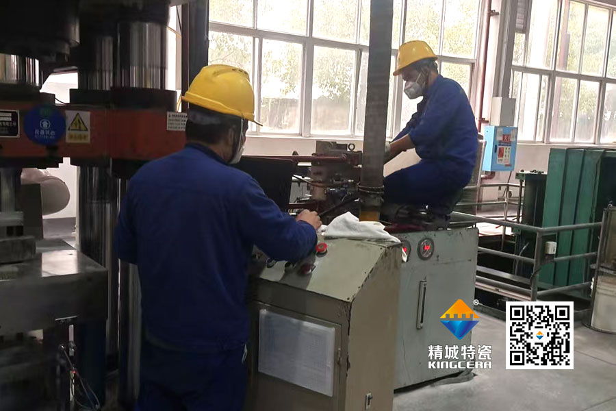 以厂为家，，勇于继承：魏科班组自主刷新压机纪实